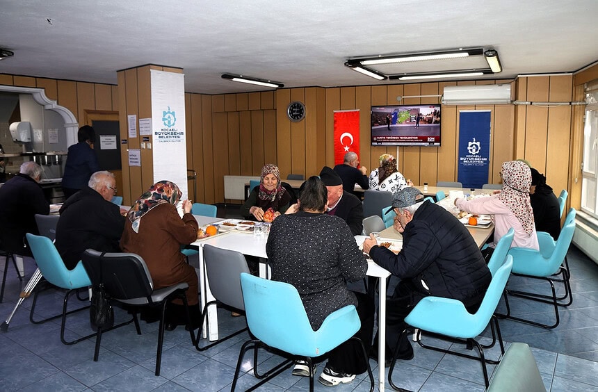 Abdestli yaşlılar ile toplum toplantısı.