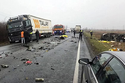 PAOK taraftarlarını taşıyan minibüs Romanya’da kaza yaptı, 7 ölü ve yaralılar var.