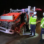 Alevler içindeki TIR ve ekiplerin gece çalışmalarını gösteren kaza görüntüsü.