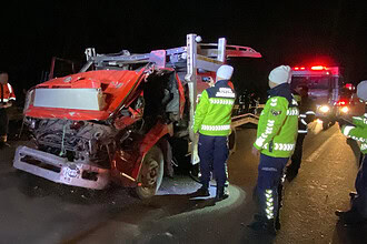Alevler içindeki TIR ve ekiplerin gece çalışmalarını gösteren kaza görüntüsü.
