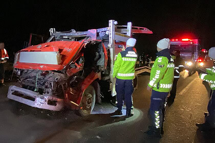 Alevler içindeki TIR ve ekiplerin gece çalışmalarını gösteren kaza görüntüsü.
