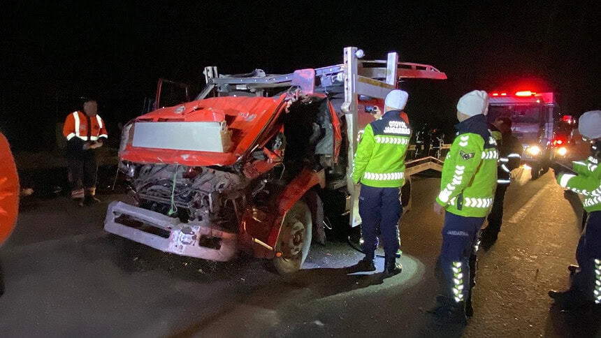 Alevler içindeki TIR ve ekiplerin gece çalışmalarını gösteren kaza görüntüsü.