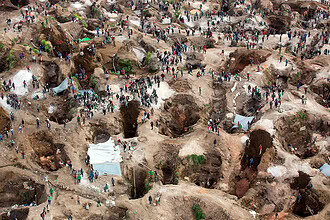 Toprak kayması sonucu oluşan maden kazası, çok sayıda ölü ve yaralı var.