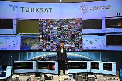 Türkiye Ulaştırma Bakanlığı ve Türksat logosu ile haber merkezi ekranları.