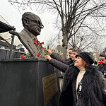 Ölüm yıl dönümünde anıta çiçek bırakma, saygı duruşu ve anma töreni, Kocaeli'de düzenlenen anlamlı etkinlik.