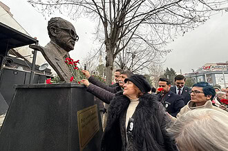 Ölüm yıl dönümünde anıta çiçek bırakma, saygı duruşu ve anma töreni, Kocaeli'de düzenlenen anlamlı etkinlik.