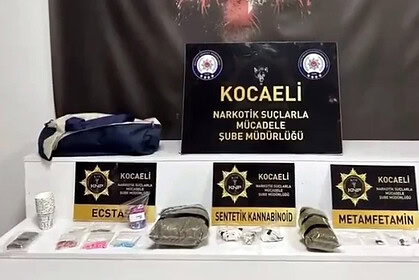 Kocaeli narkotik suçlarla mücadele şube müdürlüğü operasyonu, ecstasy, sentetik kannabinoid ve metamfetamin ele geçirildi.