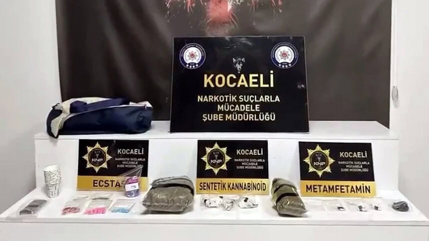 Kocaeli narkotik suçlarla mücadele şube müdürlüğü operasyonu, ecstasy, sentetik kannabinoid ve metamfetamin ele geçirildi.