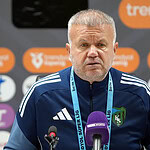 Futbol teknik direktörü press konferansında kameralar önünde konuşma yapıyor.