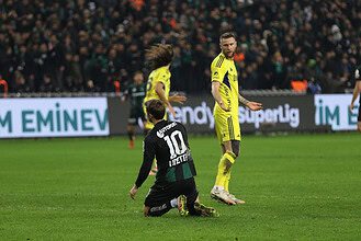 Ceza Alanında Milan Skriniar ve Kristjan Asllani.