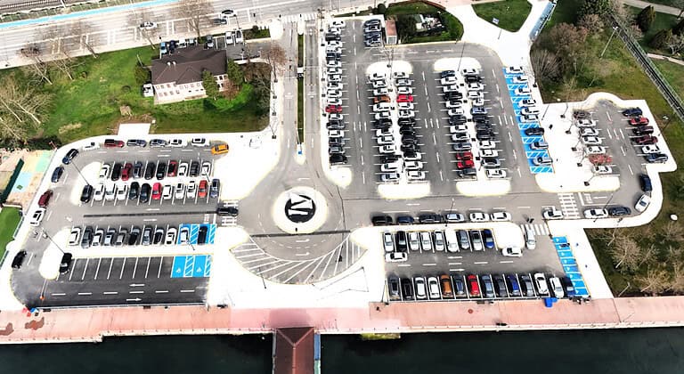 İzmit 1 Mart vapur iskelesi otoparkı, ücretsiz 10 saatlik park imkanıyla hizmet veriyor.