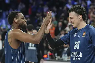 Fenerbahçe ve Anadolu Efes basketbol takımları Euroleague'de başarıyla karşılaşırken, oyuncular sevi.