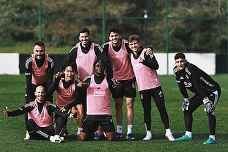 Beşiktaş futbol takımı Alanyaspor maçına hazırlanıyor, antrenman sırasında takım ruhu ve yüksek temp.