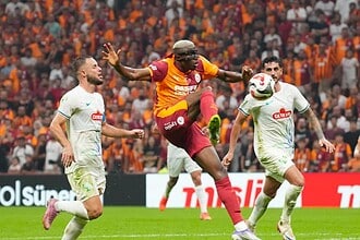 Galatasaray, Çaykur Rizespor deplasmanına çıkıyor, zorlu mücadeleye hazır.