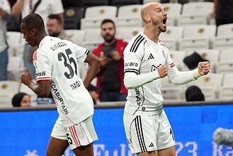 Beşiktaş ve Alanyaspor futbolcuları maçta coşkulu anlar yaşıyor.