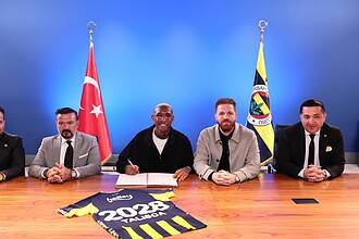 Fenerbahçe, Talisca ile yeni sözleşme imzalayarak takımda kalmasını sağladı.