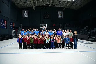 Akse İlkokulu öğrencileri basketbol antrenmanı yaparken.