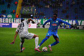 Rizespor ve Kocaelispor futbolcuları ilk yarı mücadelesinde top mücadelesi yapıyor.