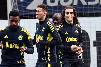 Fenerbahçe futbol takımı, Gençlerbirliği maçına hazırlık yaparken antrenmanda.
