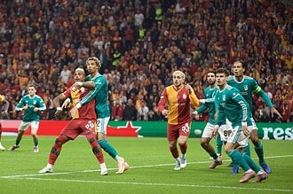 Galatasaray ve Liverpool takımları UEFA Şampiyonlar Ligi maçında karşı karşıya.
