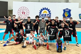 Gölcük Belediyespor voleybol takımı Kocaeli’nin en büyüğü oldu, şampiyonluk sevincini paylaşıyor.