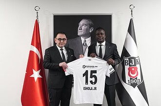 Junior Olaitan Beşiktaş formasıyla ilk resmi imza töreninde.