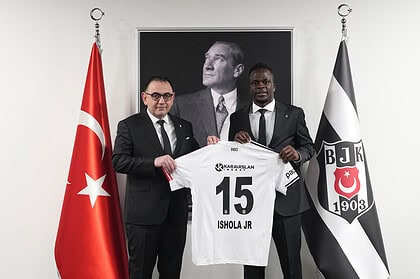 Junior Olaitan Beşiktaş formasıyla ilk resmi imza töreninde.
