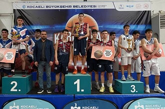 Kocaeli kardeş pası basketbol şampiyonası ödül töreninde şampiyonlar ve katılımcılar.