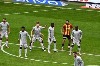 Kayserispor ve Kocaelispor takımları sahada karşı karşıya.