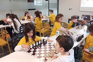 Başiskele'de çocuklar satranç ve farklı spor branşlarında eğitim alıyor.