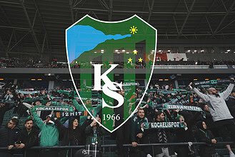 Kocaelispor'un maçında taraftarlar coşkulu şekilde destek veriyor.