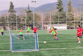 Körfez Gençlerbirliği U13 Kız Futbol Takımı şampiyonluk için sahada mücadele ediyor.