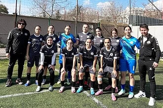 Körfez Gençlerbirliği U17 genç kız futbol takımı, gol yağmuru ile sahada gösteri yaptı.