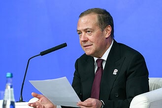 Medvedev, küresel çatışma riskleri hakkında açıklamalarda bulunuyor.