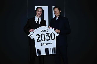 Kenan Yıldız, Juventus ile yeni sözleşme imzalarken, başarılarını sürdürüyor.