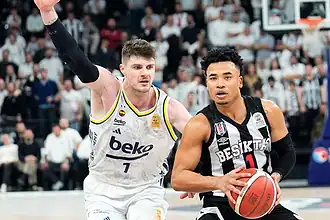 Fenerbahçe ve Beşiktaş basketbol takımları büyük derbide karşılaşıyor.