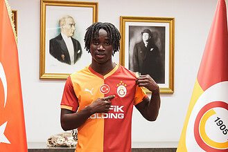 Renato Nhaga, Galatasaray formasıyla imza atarken.
