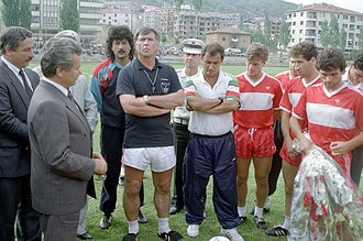 Sepp Piontek, Türk futbolunun modern mimarı, vefatında anılıyor. Futbolcular ve ailesiyle son yolcul.