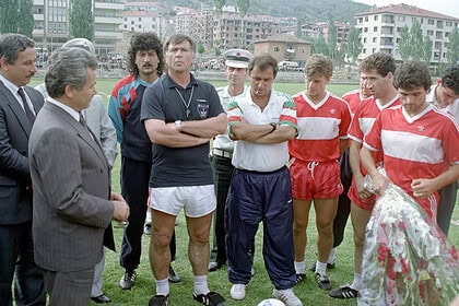 Sepp Piontek, Türk futbolunun modern mimarı, vefatında anılıyor. Futbolcular ve ailesiyle son yolcul.