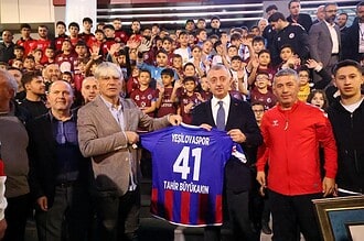 Kocaeli’de genç sporcular ve antrenörler, yeni spor merkezlerinde geleceğin spor yıldızlarını yetişt.