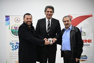 Başkan Kocaman, veteran sporculara vefa programında ödül takdim ediyor.