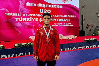 Yunus Boz, Ankara'da düzenlenen güreş şampiyonasında Türkiye ikincisi oldu.