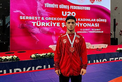 Yunus Boz, Ankara'da düzenlenen güreş şampiyonasında Türkiye ikincisi oldu.