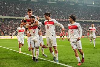 Türkiye A Milli Takımı futbolcuları, önemli bir gol sonrası sevinç gösterisi yapıyor.