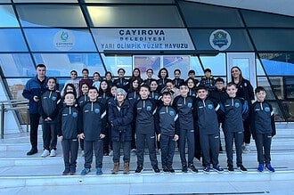 Altın Kızlar Yüzme Takımı, Çayırova Yarı Olimpik Yüzme Havuzu önünde başarıyla toplandı.