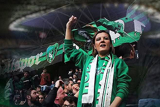 Başkan Fatma Kaplan Hürriyet, Kocaelispor maçında takıma güçlü destek verdi.