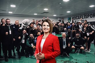 Fatma Kaplan Hürriyet, Kocaelispor’a tebrik ederek destek verdi.