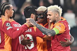 Galatasaray ve Juventus futbolcuları deplasmanda turu kutluyor.