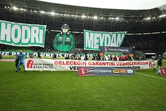 Hodri Meydan ve MEYDAN yazılı büyük pankartlar, Beşiktaş maçına özel koreografi gösterisi.