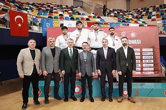 Madalyalı sporcular ve antrenörleri, Kocaeli'de düzenlenen turnuvada başarılarını kutluyor.